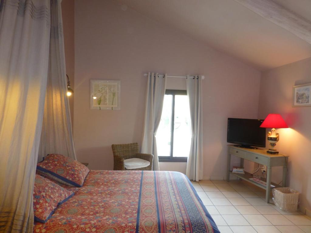 Le Vieux Bistrot Hotel Cabrieres-d'Avignon Ruang foto