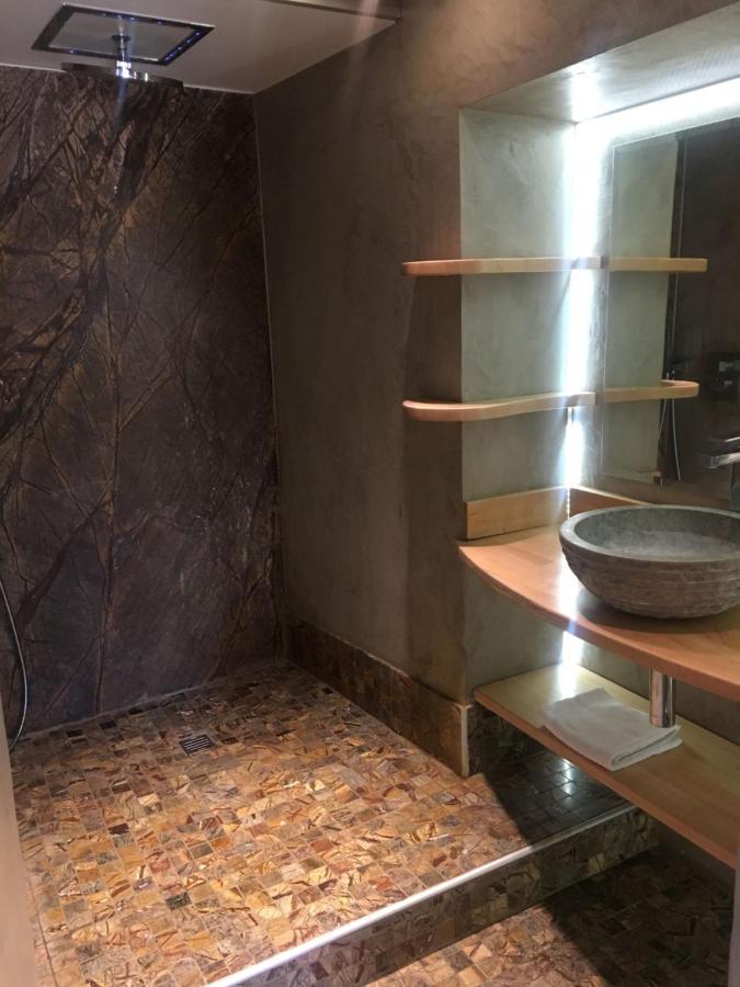 Le Vieux Bistrot Hotel Cabrieres-d'Avignon Bagian luar foto